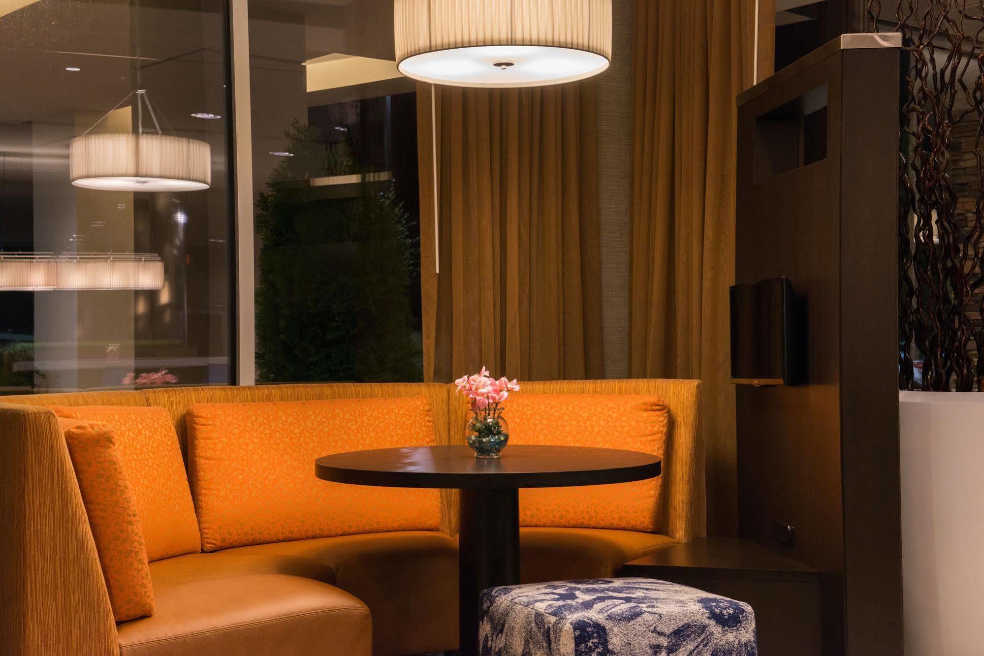 Отель Courtyard By Marriott Хот-Спрингс Экстерьер фото